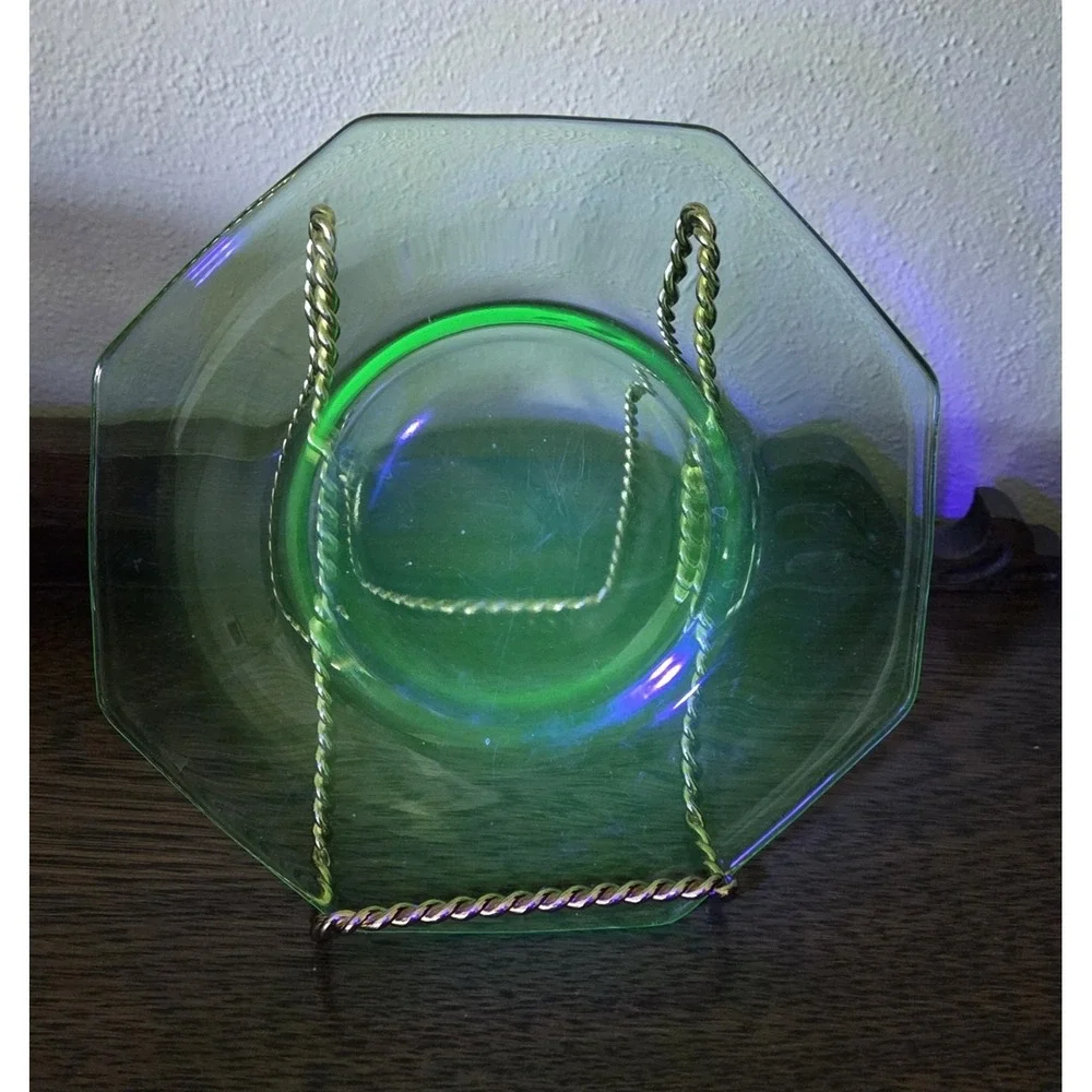 Octagon‎ Shaped Lunch Dinner Plate Green Uranium Vaseline Glow 7.75